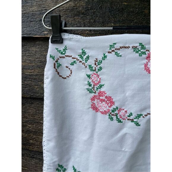 Vintage embroidered floral crocheted edge table runner. - Picture 3 of 5